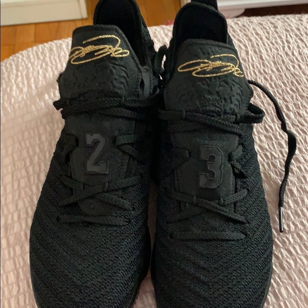 Black LeBron XVI GS  basket ball shoes